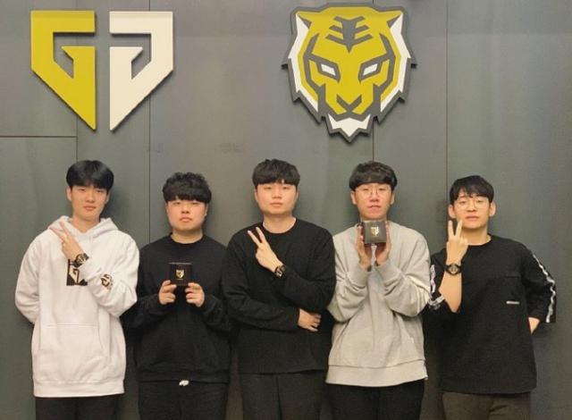 因此他在场 因此他在场