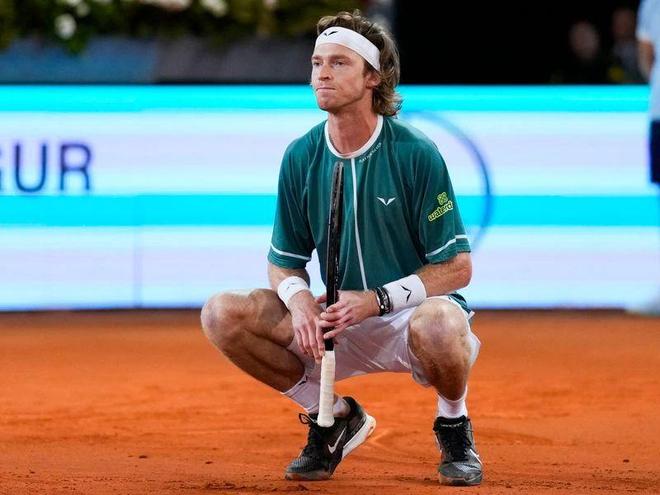 队在困境中 队在困境中